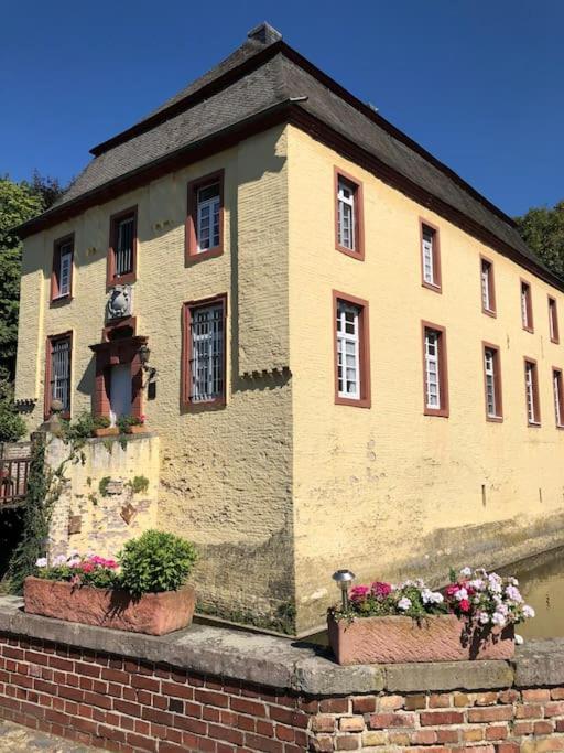Charmante Ferienwohnungen Auf Reitstall Wasserburg Anstel - Ein Ort Zum Wohlfuehlen Und Entspannen Rommerskirchen エクステリア 写真